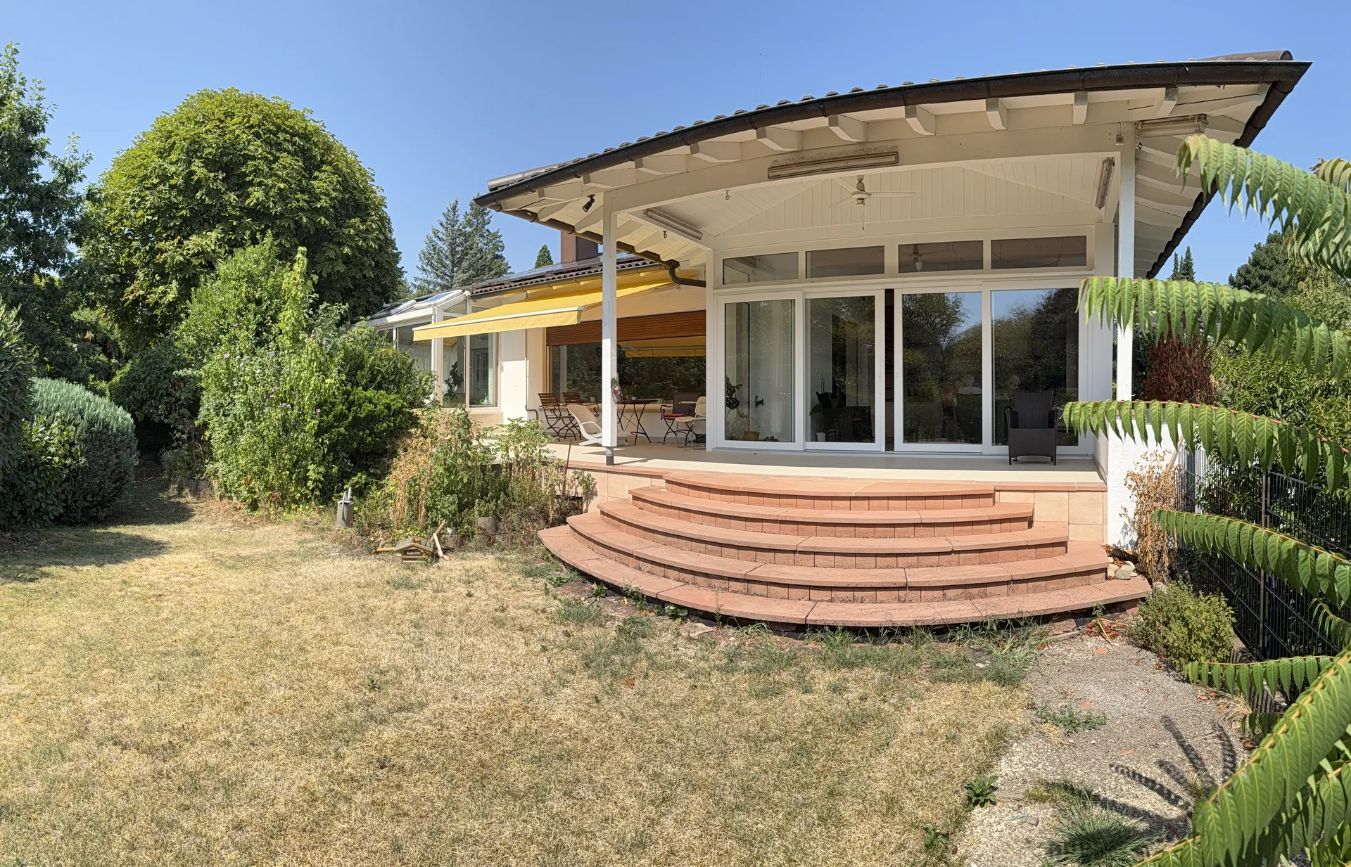 Weitere Terrasse mit Garten der Wohngemeinschaft I